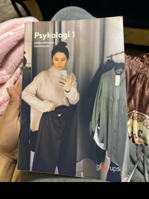 Psykologi 1 - Upptäck varför vi är som vi är! Psykologi 1 ger dig en spännande introduktion till psykologi, med aktuella diskussioner och forskning. Perfekt för dig som vill förstå dig själv och andra bättre, med övningar och frågor som gör lärandet engagerande.
