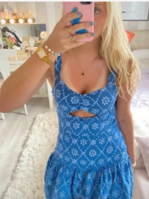 Blå kort klänning med blommigt mönster - Superfin klänning från Zara 