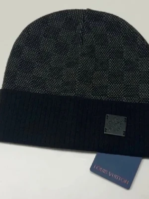 Lv Mössa  - En helt ny oanvänd Lv Mössa. Väldigt fin och passar perfekt till alla tillfällen. Den är i skönt material.