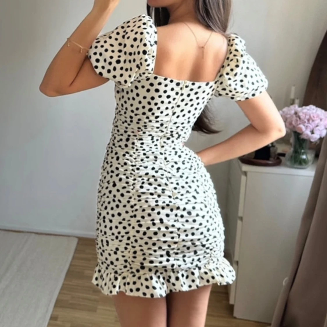 Vit kort prickig klänning med volang - 1