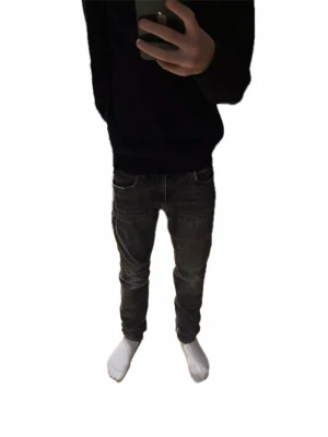 Replay jeans - Säljer ett par svarta Replay jeans med snygg tvätt och klassisk femficksdesign. Jeansen har rak passform och normal midja, tillverkade i mjukt och slitstarkt bomullsmaterial med lite stretch. Perfekta till sneakers eller boots för en clean look.