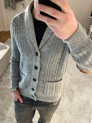 Stickad cardigan  - Cardigan | skick 9/10 | Storlek M | Pris - 399kr | Modellen är ca 179cm lång | Hör av dig vid minsta fråga eller fundering!!