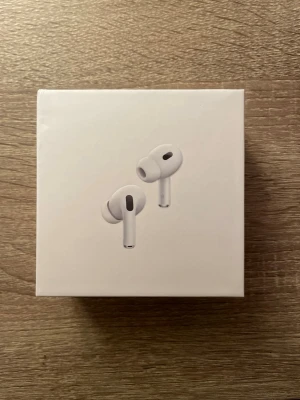 AirPods Pro 2 - Säljer mina AirPods Pro 2 i mycket fint skick. Använda varsamt och fungerar perfekt utan några problem. Fantastiskt ljud med aktiv brusreducering och transparensläge perfekta både till vardag, träning och resor. V Aktiv brusreducering Transparensläge Mycket bra ljudkvalitet Bekväma och sitter bra i öronen Säljs med apples laddningsfodral, extra "öronproppar" och laddar sladd. Skick: mycket bra, använd några gånger. Pris: 650kr Skicka gärna meddelande vid minsta lilla fråga😀