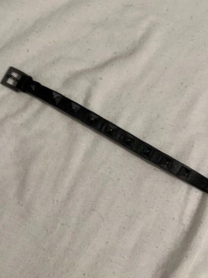 Svart Valentino läderarmband med nitar - hej Säljer ett svart Valentino armband i läder skick: 8,5/10 den används  ungefär 3 veckor typ och kommer ej till användning nån mer passst ej mig. ny pris 3,300kr, har endast påse t bandet hör av er vid intresse (ÄKTA så klart)✅ 