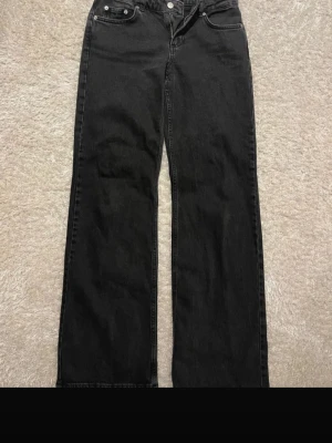 Jeans med låg midja  - Så snygga jeans, använda två gånger, säljer då de tyvärr är för långa på mig, slutsålda från storlek 32-40, artikelnummer på hemsidan är 10180082351198