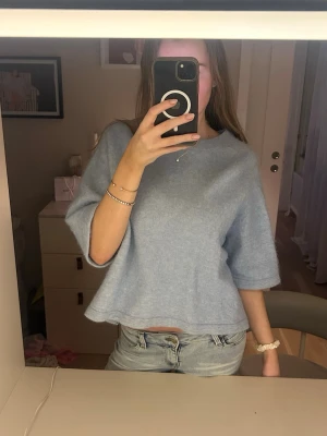 Ljusblå stickad tröja & Other Stories - Superfin ljusblå stickad tröja från & Other Stories i storlek L men passar mig som brukar ha S💗