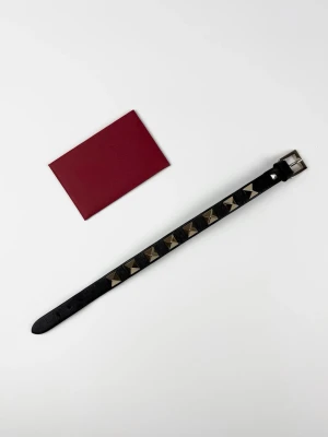 Valentino rockstud armband - | Säljer ett Valentino rockstud armband i nyskick | Storlek: Unisex | Valentinokort ingår | Hör av dig vid frågor eller funderingar