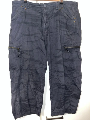 Shortsit XXL - Harmaat shortsit. Edessä vetoketjutaskut ja avotaskut. Takana pepputaskut. Toinen takatasku revennyt. Koko XXL. Vyötärön leveys n 49cm, haara-lahje n 54cm. Eläintalous MMM, lisätietoja saa kysymällä Katsothan myös muut ilmoitukseni Tarjoa 