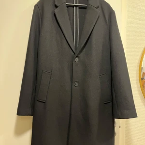 Kappa - Stilren svart kappa från Zara i storlek XL. Helt oanvänd men prislappen borttagen. Är för stor därav säljer jag den! Nypris 1000kr