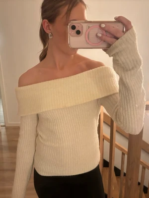 Offshoulder ribb stickad tröja  - Superfin offshoulder stickad tröja i cremevit. Storlek Xs. Lite nopprig och har långa armar. Från hm❣️ 