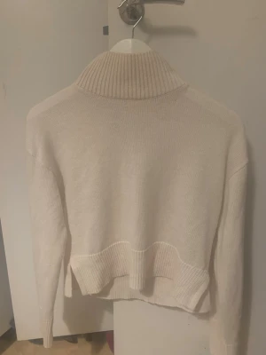 Beige polotröja med slits i sidan - Jätte fin vit  tröja med en hög krage storlek XS❤️ Jag säljer för 250kr Använt två gånger💗 pris kan diskuteras 