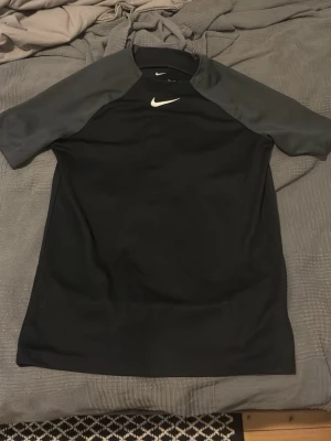 Nike t shirt - Nike t shirt i sportmaterial som är väldigt snygg och passar bra till träning, fritid.