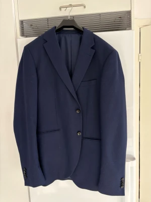 Blå kavaj - Blå kavaj från Riley, storlek L! Knappt använd. Säljer för 199kr