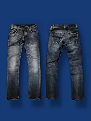 Nudie jeans grim tim 30/32 *washed* - Nu säljer vi ett par feta nudie jeans som är washed i storlek 30/32. Skicket är otroligt. Tveka ej på att höra av dig vid minsta fundering! ✌️🤠