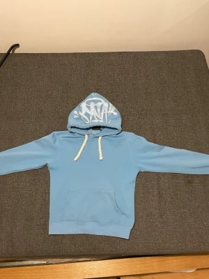 Blå Syna World hoodie  - Blå syna world hoodie, använd fåtal gånger, storlek S men funkar till XS också.