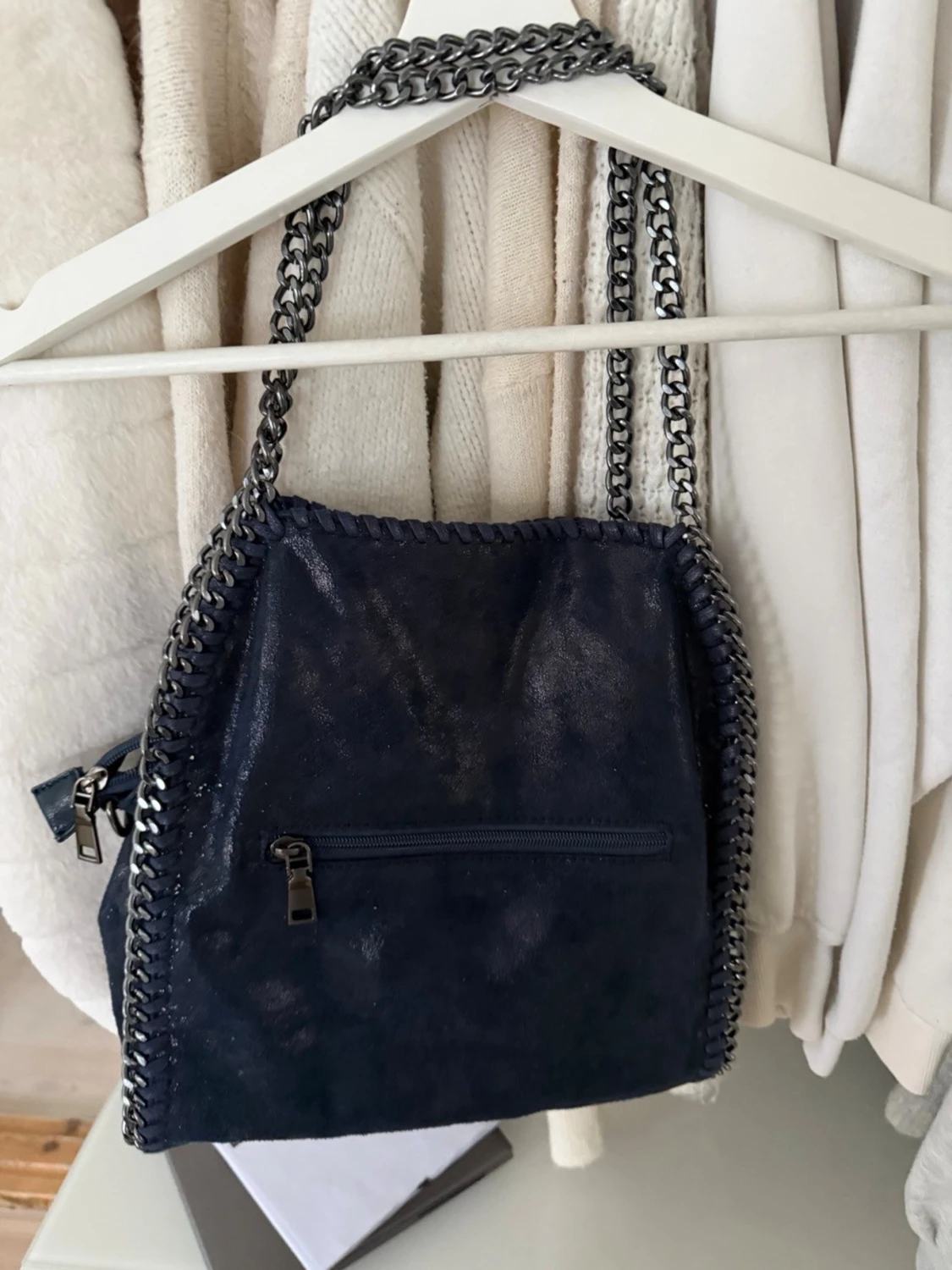Mörkblå axelväska med kedjedetaljer - 1
