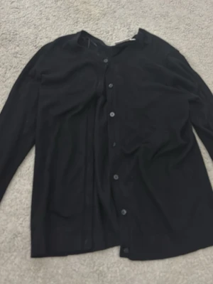 Svart kofta från KappAhl, S - En klassisk svart kofta från KappAhl i storlek S. Den har ett hål på en av ärmarna i slutet ganska stort men inget man tänker på när man har på den❤️