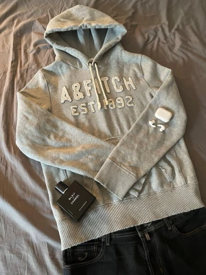 Abercrombie & Fitch hoodie - Skit snygg abercrombie & fitch hoodie i fint skick. Storlek L. Priset kan diskuteras.