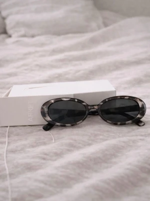 Arket glasögon  - Säljer dessa solglasögon eftersom de tyvärr inte passar min stil som jag trodde när jag köpte dem. Har därför blivit liggande och knappt använda. De är i fint skick och förtjänar att användas istället för att ligga hemma hos mig.