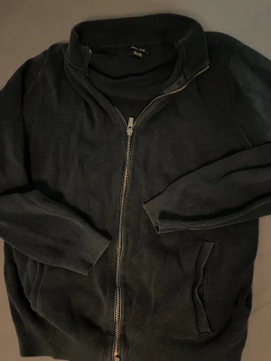 Massimo Dutti kofta  - Klassisk marinblå kofta från Massimo Dutti, i mycket bra skick. Perfekt för lager på lager och enkel att matcha med olika stilar. Storlek S