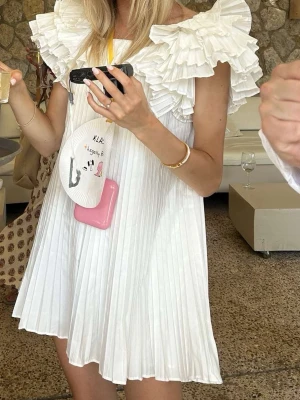 Vit zara klänning - Säljer min så otroligt fina och eftertraktade studentklänning som jag älskat så men nu hoppas någon annan kan få glädjen av. Det är en helt slutsåld modell från zara som är väldigt eftertraktad🥰använd en gång så i jättefint skick!! Hör av er vid frågor