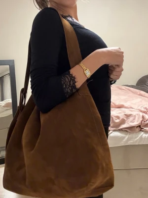 Mocka väska - Mocka aktik väska, rymmer mycket, köpte på Plick vet inte vart den är ifrån, säljer då jag har en liknande🫶