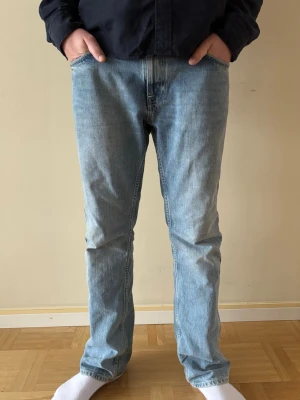 Nudie Jeans - Säljer ett par Nudie Jeans i modellen ”Slim Jim Summer Dirt”. Storlek, midja: 33. Längd: 32. Säljes pga brist av användning. Mycket bra skick! Pris kan diskuteras!