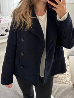 Marinblå jacka - Jättesöt kavaj/kappa  i bra skick!! Från H&M i storlek 36