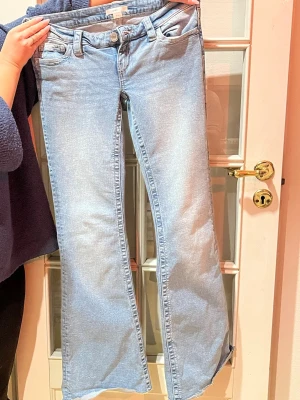 Lågmidjade Bootcut jeans  - Säljer ett par ljusblå bootcut jeans från Gina Tricot i storlek M 14+.(passar mig som vanligtvis har storlek 38)  De är i perfekt skick och bara använda 2 gånger💓 OBS de är klippta längst ner eftersom jag är 160 cm lång, men de är fortfarande lite långa för mig.