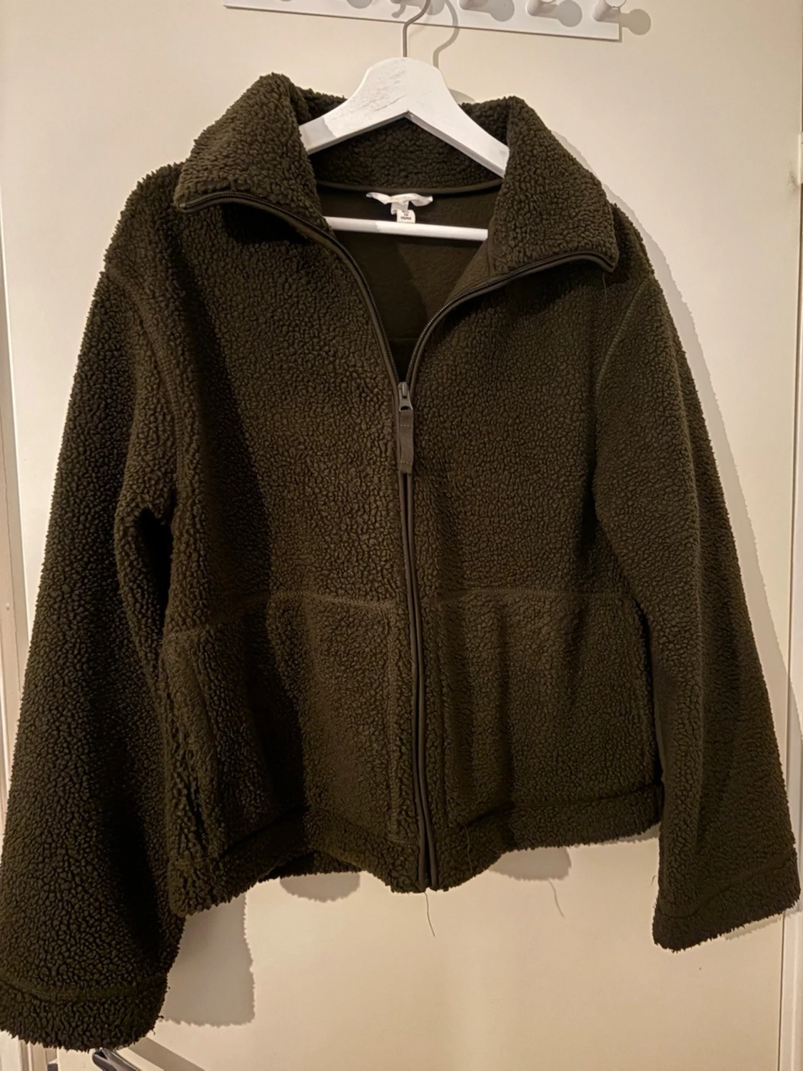 Mörkgrön teddyjacka med dragkedja