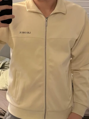 Les Deux tröja  - Det här är en skön tröja som man kan använda dagligen och till finare tillfällen, den har ett skönt tyg och passar alla. På bild fyra ser man en fläck som man inte ens märker av när man har den på sig eftersom den är så liten!