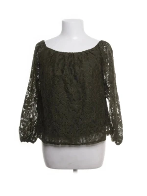 Holister blus  - Grön spets blus från Holister som är off shoulder 