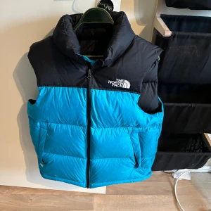 The north face väst  - Säljer en The North Face väst i mycket fint skick. Använd fåtal gånger  Perfekt som lager-på-lager till vår, höst och svalare dagar. Stilren och lätt att matcha till både vardag och friluftsliv.  📦 Kan skickas eller hämtas 💬 Pris kan diskuteras vid snabb affär ⏰ Först till kvarn 