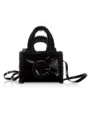 UGG X Telfar väska - Säljer en jätte mysig svart väska från Telfar med dubbla handtag. Den går att använde både som handväska, axelväska och crossbody. Den har mjuk päls på kanterna och är knappt använd. Köptes för nypris, 2100 kr. 