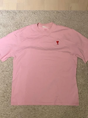 Ami Paris  - Tjena! Säljer min extremt stilrena T-shirt från Ami Paris. Storlek L och i bra skick. Priset är ej hugget i sten så hör av dig vid minsta fundering:)