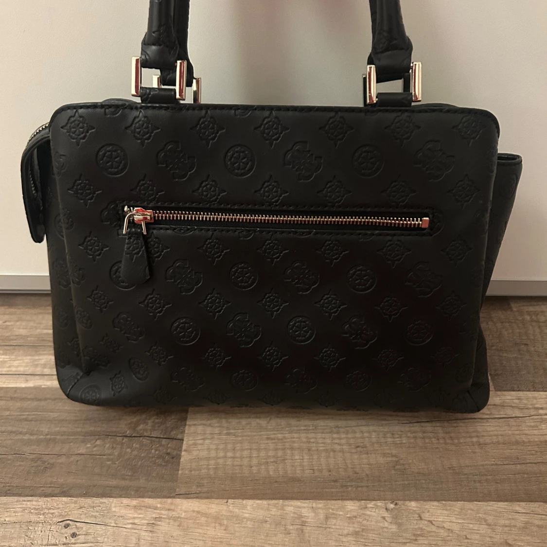 Svart handväska från Guess - 1