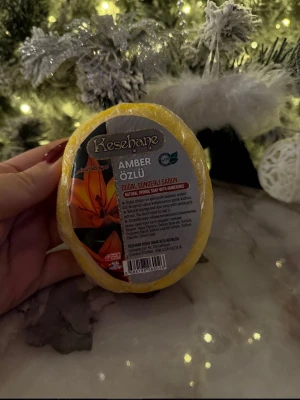 Amber tvål med natursvamp Kesehane - Amberfärgad tvål med inbyggd natursvamp från Kesehane. Tvålen har en rundad form och doftar amber. Perfekt för rengöring och exfoliering av huden. Förpackad i plast och enkel att använda i duschen.
