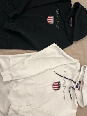 2 vit och svart gant hoodies - Mitt barn har ändrat stil och vägrar att ha på sig de, de är i perfekt kondition, priset kan sänkas, båda är size M, får båda tillsammans men du kan välja att köpa en