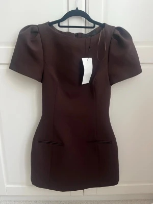 Viral klänning  - Brun klänning från Zara. Helt ny med prislapp. 