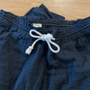 roxy linnebyxor - Säljer min superfina svarta linnebyxor då de inte kommer till användning🤍 använt fåtal gånger !! köpare står för frakt och pris kan diskuteras 💐💐