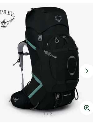 Osprey Ariel Plus 60L ryggsäck svart - Säljer en Osprey Ariel Plus 60L ryggsäck i svart med grå och blå detaljer. Storlek XS/S och passar mig som är 166 cm, men passar nog de flesta. Ryggsäcken har flera smarta fack, justerbara remmar och spännen. Sitter jätteskönt och genom höftbandet blir vikten lättare. Det ingår en liten dag ryggsäck som är inbyggd. Tillverkad i slitstark syntet och har Osprey-logga på både huvudfack och höftbälte. Nypris: 3099kr. 