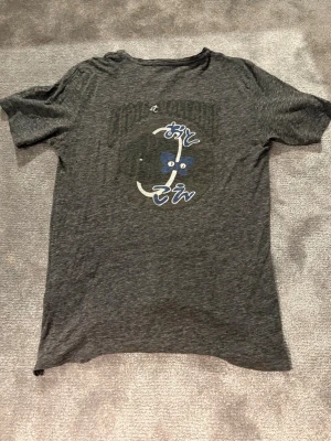 Zadig Voltaire t-shirt - En skit fet T-shirt från Zadig Voltaire med ett japanskt tryck på ryggen🙌 T-shirten är lite gråfläckig och är i storlek M. Finns ett hål på sidan och säljs därför så billigt 