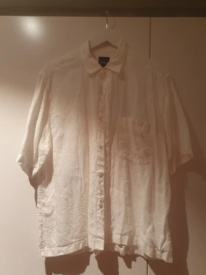 Oscar Jacobson linneskjorta herr - Kortärmad linneskjorta från Oscar Jacobson. Vid, ingen slimfit, mer casual. Aldrig använd