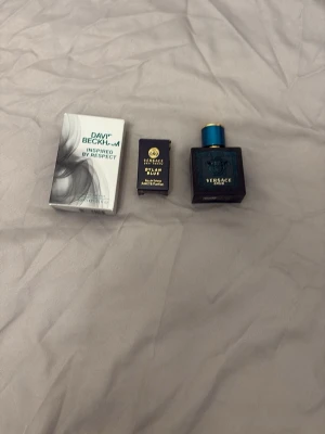 Versace Dylan Blue EdT - Versace Dylan Blue Eau de Toilette är en ikonisk doft i en elegant blå flaska. Perfekt för dig som vill sticka ut med stil. Passar dig som gillar exklusiva och trendiga parfymer.