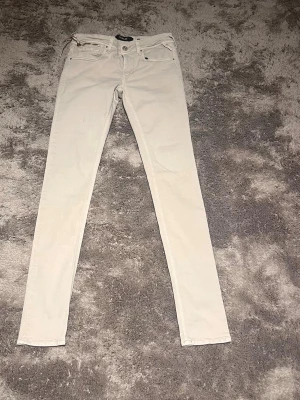Vita Replay jeans  - Säljer ett par väldigt snygga vita Replay jeans till dig som är liten jag är runt 170 väger 54 och dem är för små skulle säga att dem passar någon runt 160 och väger runt  45 och neråt! Sällsynta och säljer dem för ett riktig bra pris!