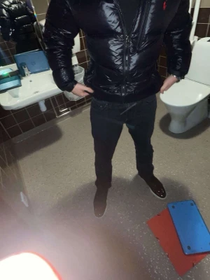 Svart pufferjacka från Ralph Lauren - Säljer nu min älskade ralph lauren jacka i storlek M kom gärna dm för mer bilder eller undringar säljer pågrund av att jag växt och vuxit ur den tyvärr och då känner jag att nån annan kan få glädje av den 🕺🥹