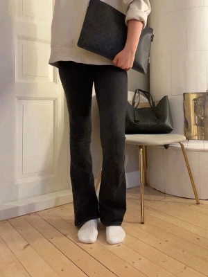 Svarta Bootcut jeans - Svarta Bootcut jeans ifrån only👌🏾 Storlek 34, motsvarar XS. Använd utan defekter! Säljer för 110kr, köp helst via plick🥰 Snabb leverans 📦 