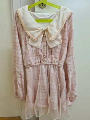 Rutig rosa tröja med stor rosett Liz Lisa - Kom aldrig tillbaka användning. Helt ny.