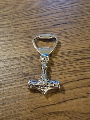 Flasköppnare torshammare - Flasköppnare torshammare. Legering. 6,5 cm höjd.