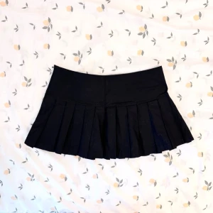 y2k ultra low veckad minikjol - jättesöt kjol i nyskick, tyget är lite stretchigt dragkedja finns vid sidan, normal i storlek